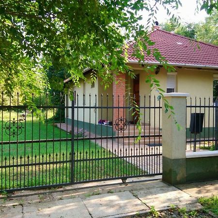 Gyuemoelcsoeskert Szallashely Debrecen Eksteriør bilde